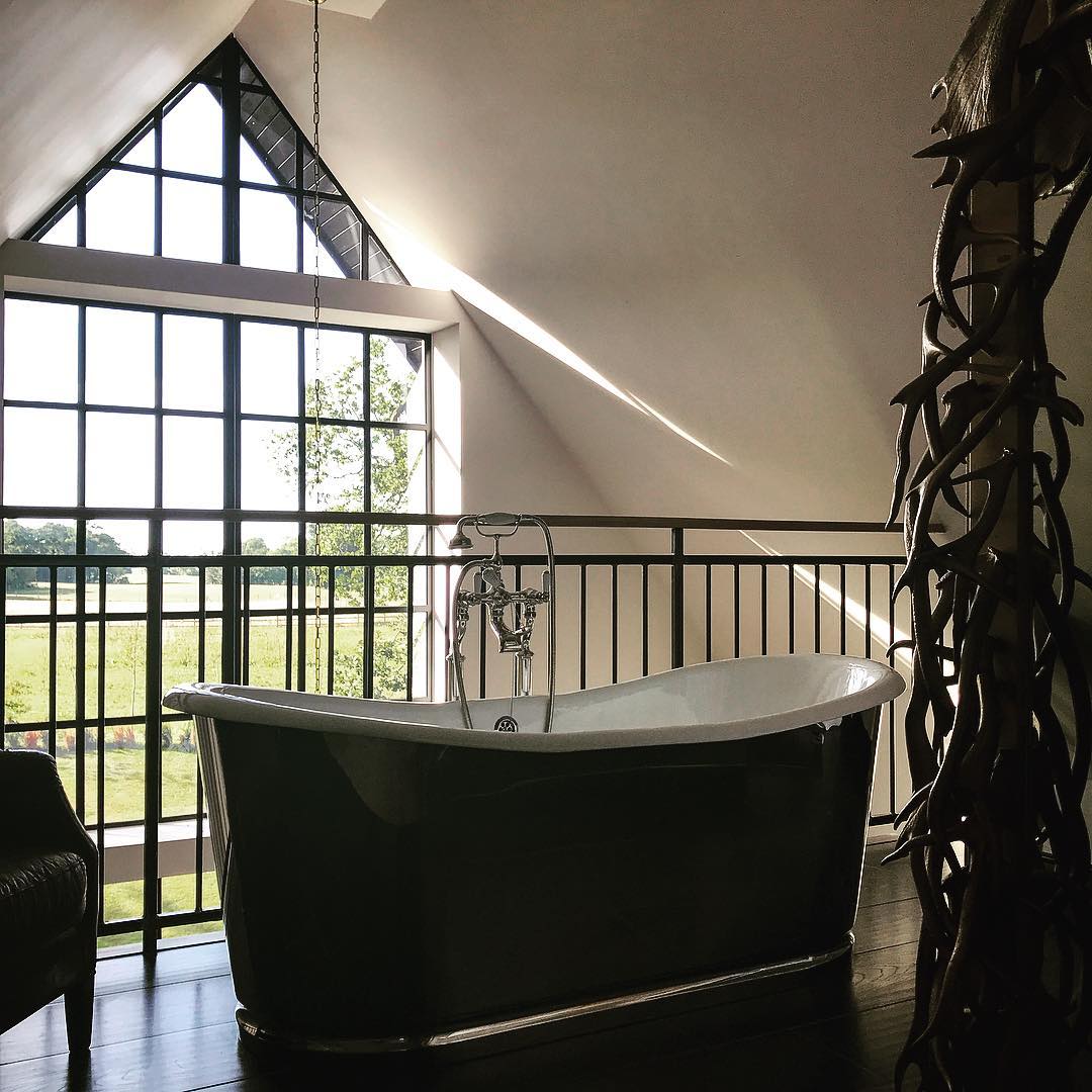 Freestanding bath with apex window