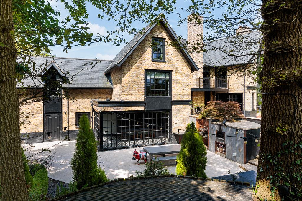 Contemporary en-suite shower room with large format tiles